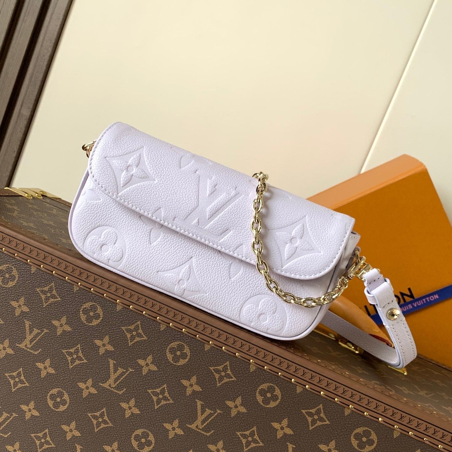{Style No: 3S1QHDNI} LV 25S WALLET ON CHAIN IVY 23 IN MISTY PURPLE EMBOSSED CALFSKIN TRIM