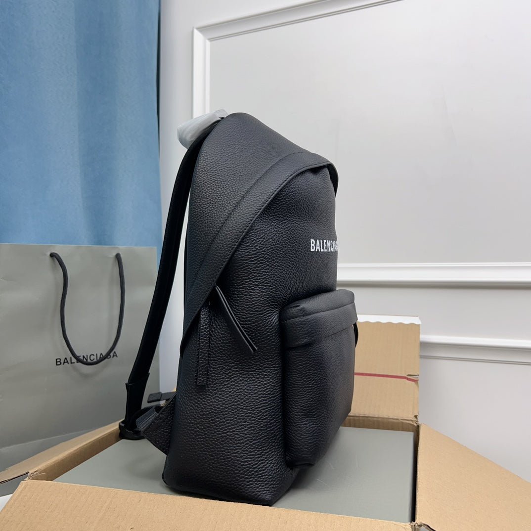 {Style No: VS8FUGTY} EVERYDAY BACKPACK 39 IN BLACK GRAINED CALFSKIN - Image 2