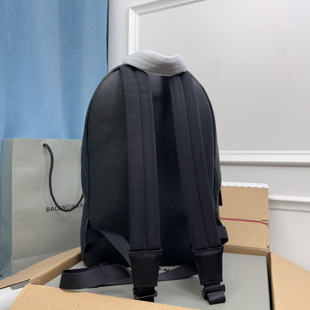 {Style No: VS8FUGTY} EVERYDAY BACKPACK 39 IN BLACK GRAINED CALFSKIN - Image 3