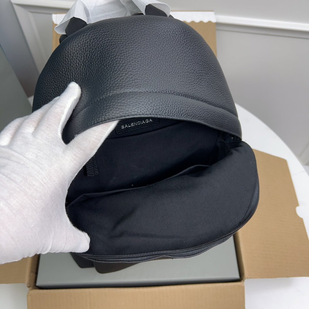 {Style No: VS8FUGTY} EVERYDAY BACKPACK 39 IN BLACK GRAINED CALFSKIN - Image 6