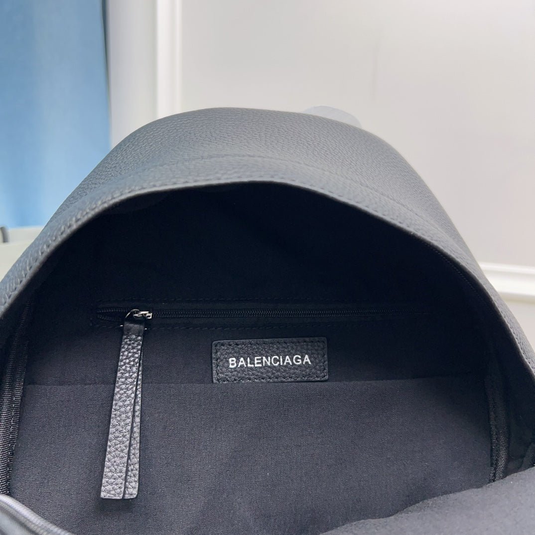 {Style No: VS8FUGTY} EVERYDAY BACKPACK 39 IN BLACK GRAINED CALFSKIN - Image 9