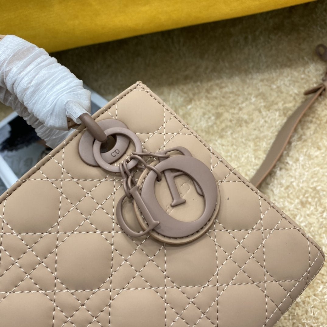 {Style No: TWXAKMTE} LADY MY ABC BAG 20CM BEIGE CANNAGE LAMBSKIN - Image 5