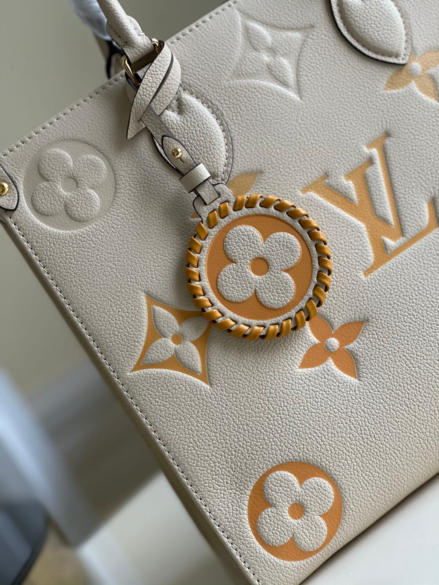 {Style No: J51QEC9J} LV ONTHEGO MM 35 CREAM COWHIDE-LEATHER TRIM - Image 2