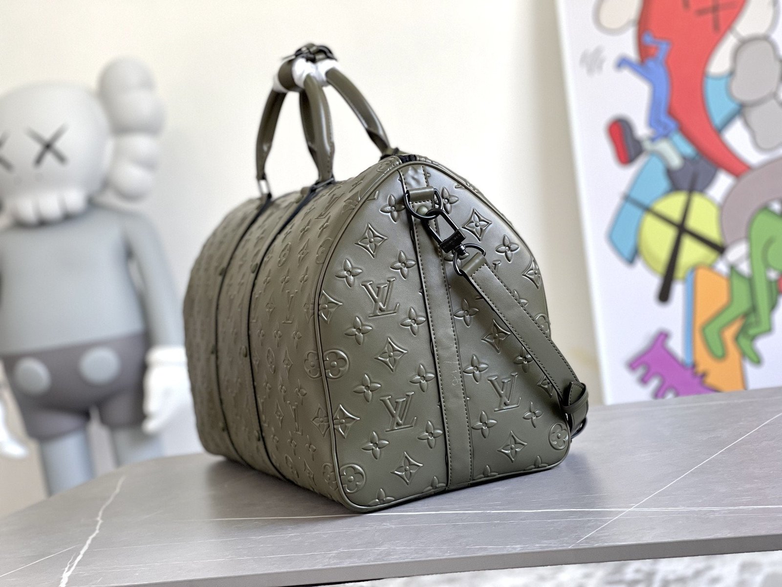 {Style No: KXMSVDFO} KEEPALL 50 BANDOULIERE KHAKI EMPREINTE LEATHER - Image 3