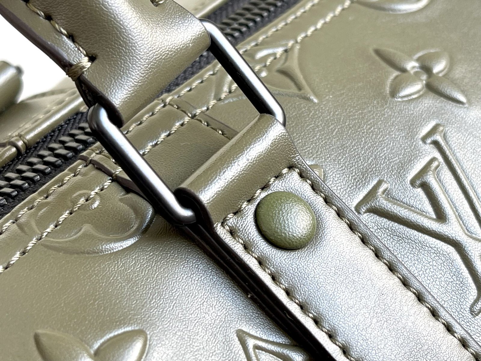 {Style No: KXMSVDFO} KEEPALL 50 BANDOULIERE KHAKI EMPREINTE LEATHER - Image 7