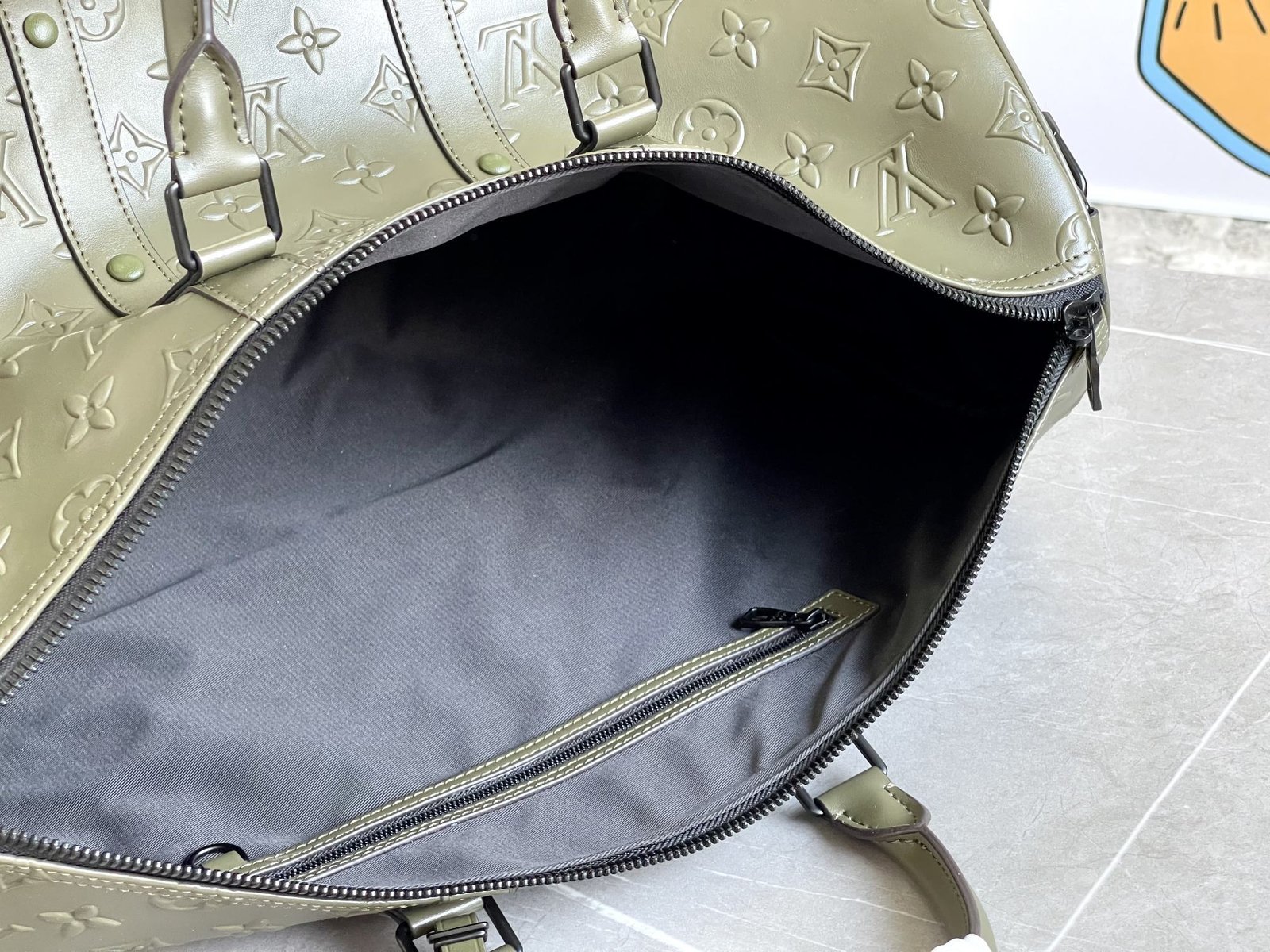 {Style No: KXMSVDFO} KEEPALL 50 BANDOULIERE KHAKI EMPREINTE LEATHER - Image 9