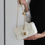 {Style No: 95U4UOIL} FLAP BAG 20CM WHITE LAMBSKIN GOLD HARDWARE