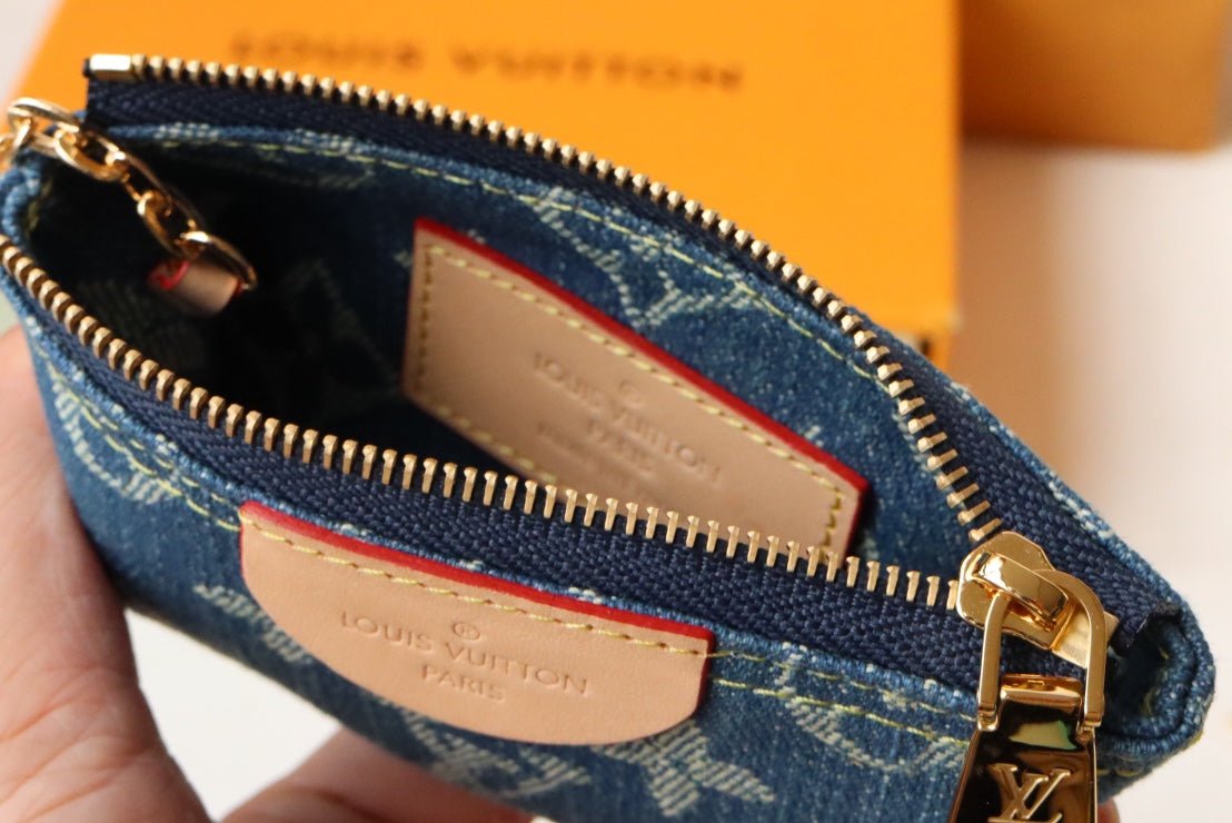 {Style No: CTD5OMFK} LV POCHETTE CLET DENIM BLEU - Image 8