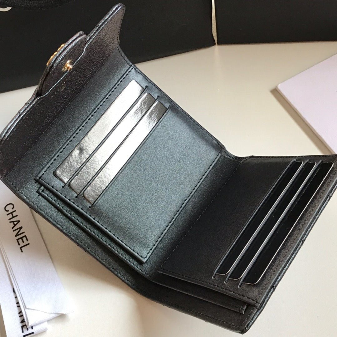 {Style No: N48AOH6S} CC FLAP CARD HOLDER 11.5 BLACK GRAINED CALFSKIN GOLD ICON - Image 5