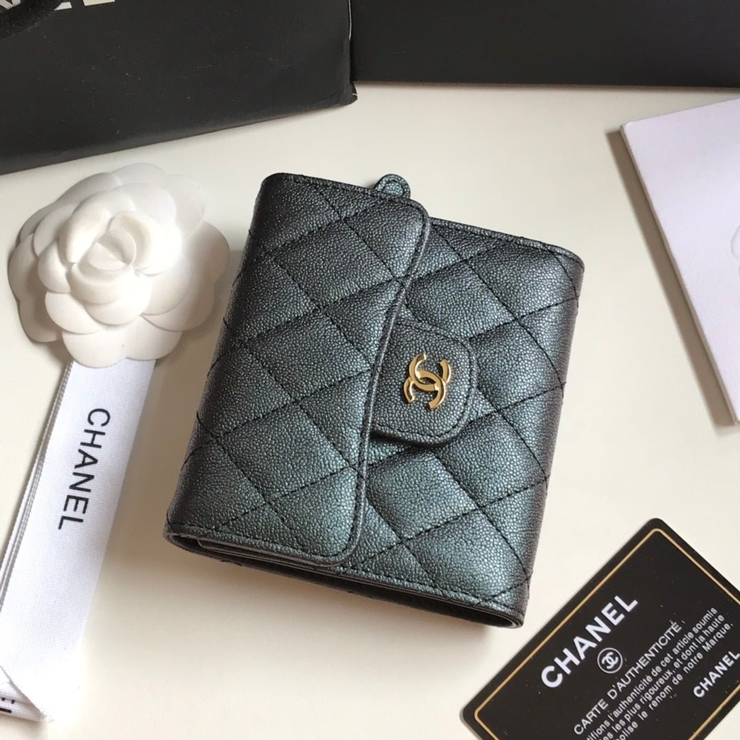 {Style No: N48AOH6S} CC FLAP CARD HOLDER 11.5 BLACK GRAINED CALFSKIN GOLD ICON - Image 2