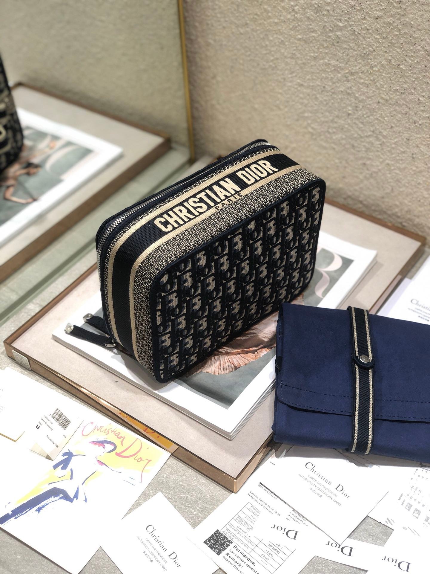 {Style No: CATNGMZU} SMALL 24 VANITY CASE IN BLACK MONOGRAM OBLIQUE JACQUARD - Image 6