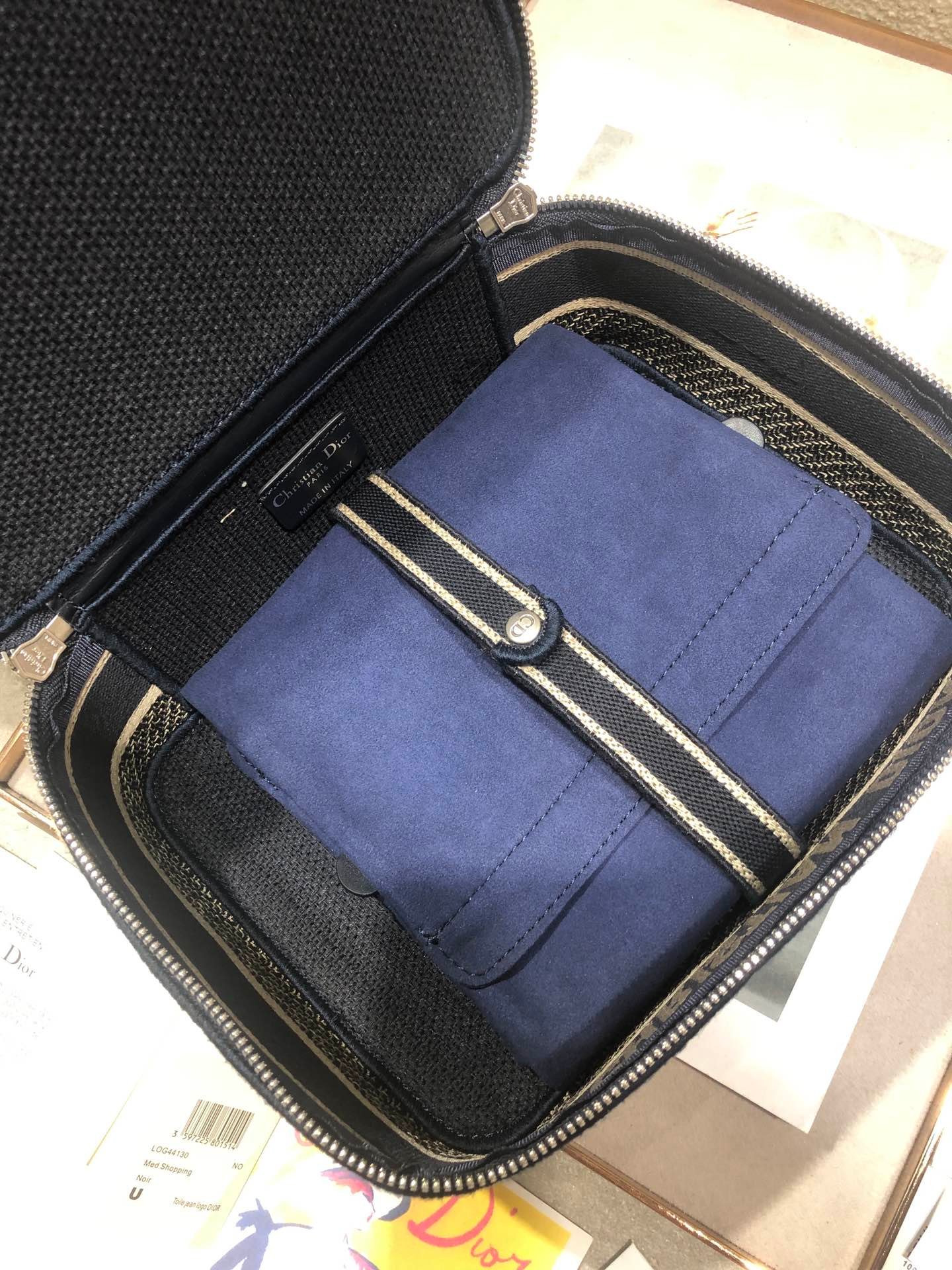 {Style No: CATNGMZU} SMALL 24 VANITY CASE IN BLACK MONOGRAM OBLIQUE JACQUARD - Image 8