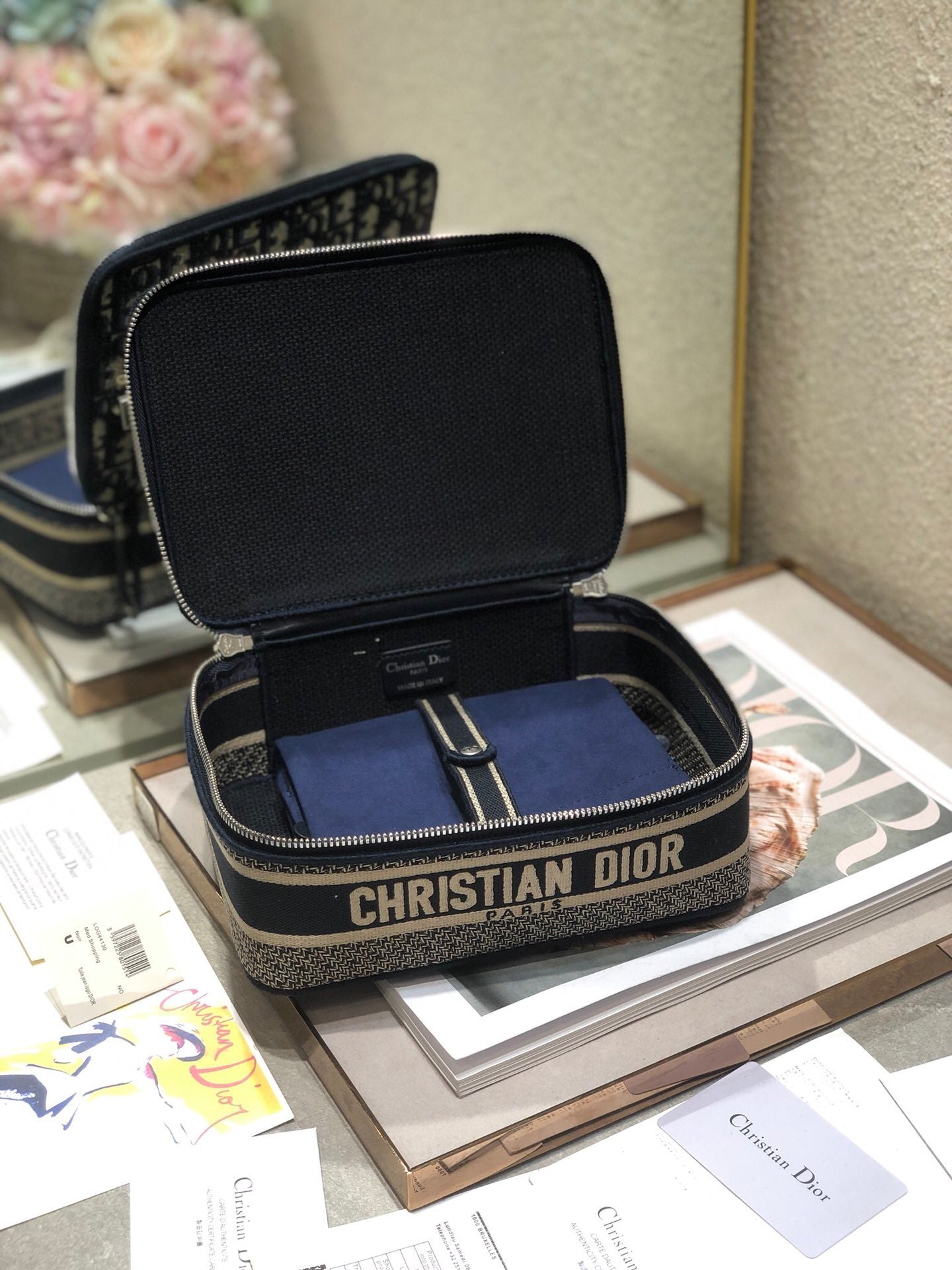 {Style No: CATNGMZU} SMALL 24 VANITY CASE IN BLACK MONOGRAM OBLIQUE JACQUARD - Image 7