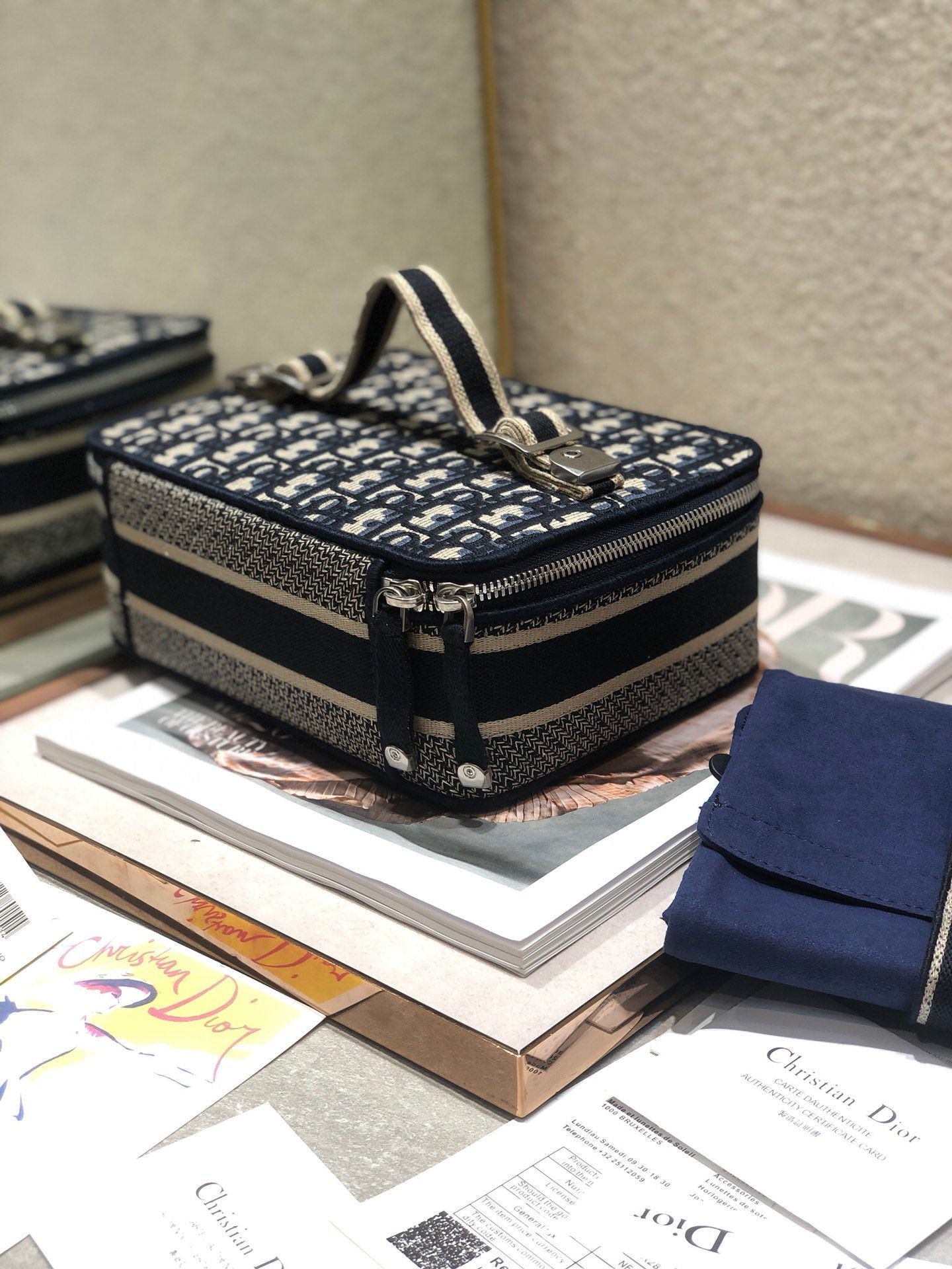 {Style No: CATNGMZU} SMALL 24 VANITY CASE IN BLACK MONOGRAM OBLIQUE JACQUARD - Image 4