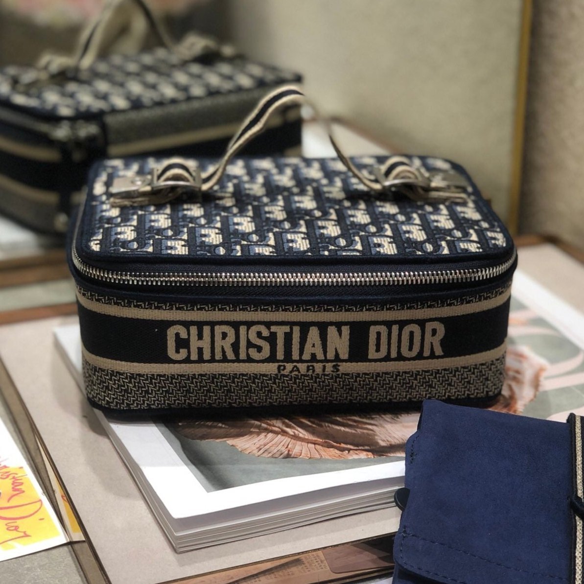 {Style No: CATNGMZU} SMALL 24 VANITY CASE IN BLACK MONOGRAM OBLIQUE JACQUARD