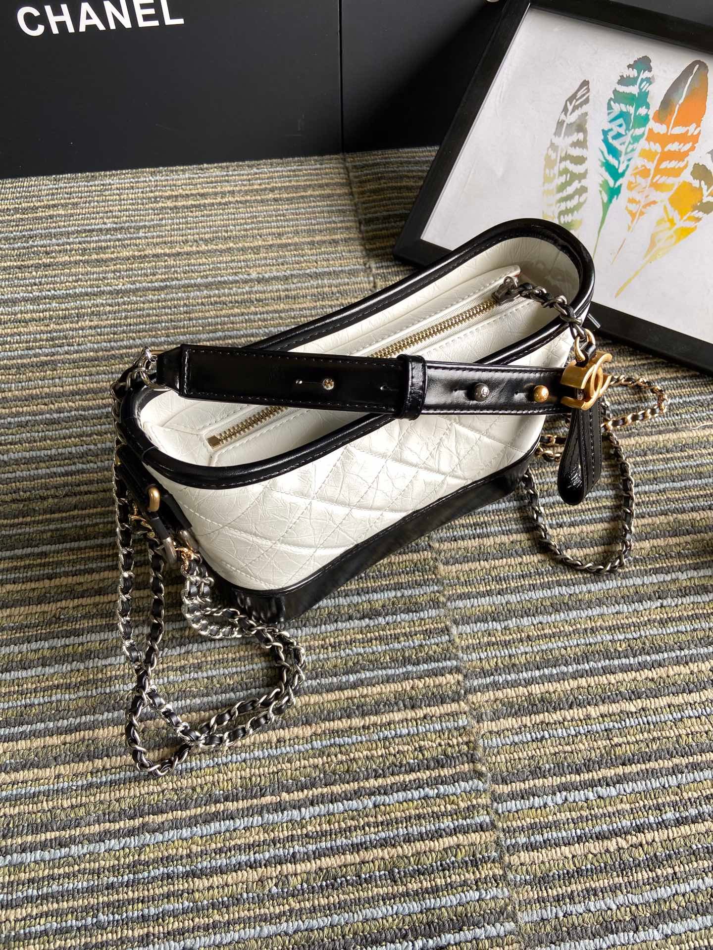 {Style No: FK6WDBV8} CC MEDIUM 20 HOBO BAG IN WHITE MIX BLACK CALFSKIN WITH STRAP - Image 6