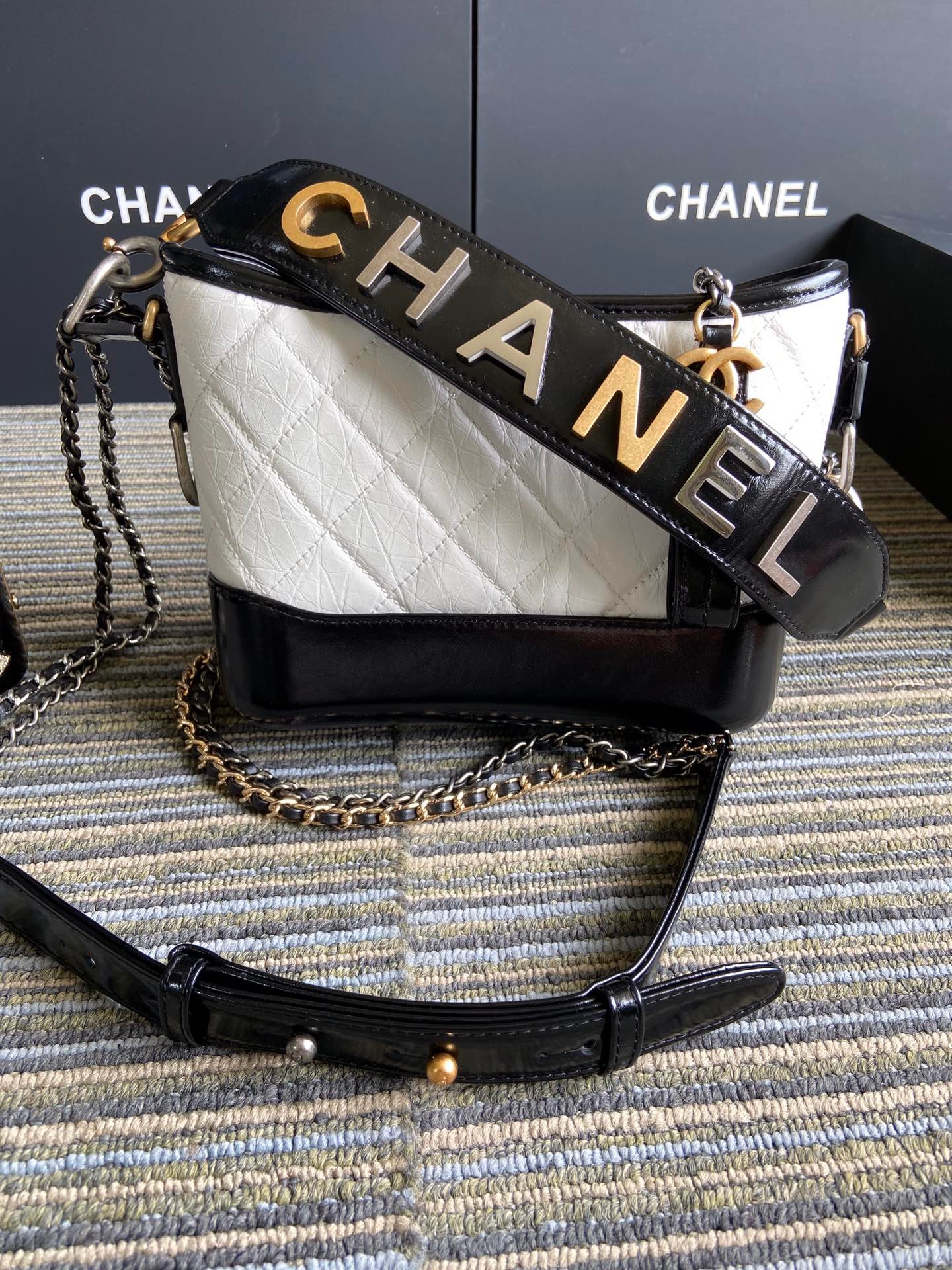 {Style No: FK6WDBV8} CC MEDIUM 20 HOBO BAG IN WHITE MIX BLACK CALFSKIN WITH STRAP - Image 2