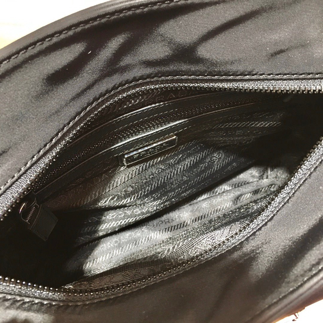 {Style No: HZN9LQOR} TRIANGLE LOGO CROSSBODY BAG 25 IN BLACK RE-NYLON AND SAFFIANO LEATHER TRIM - Image 5