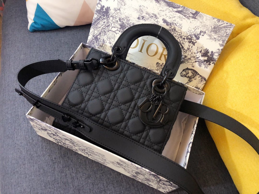 {Style No: 26HKXQ48} MEDIUM LADY 20 BAG IN BLACK CALFSKIN - Image 3
