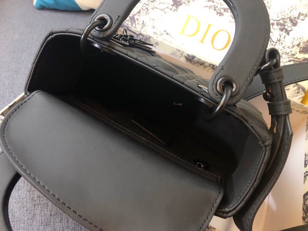 {Style No: 26HKXQ48} MEDIUM LADY 20 BAG IN BLACK CALFSKIN - Image 9