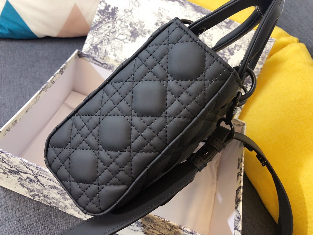 {Style No: 26HKXQ48} MEDIUM LADY 20 BAG IN BLACK CALFSKIN - Image 6