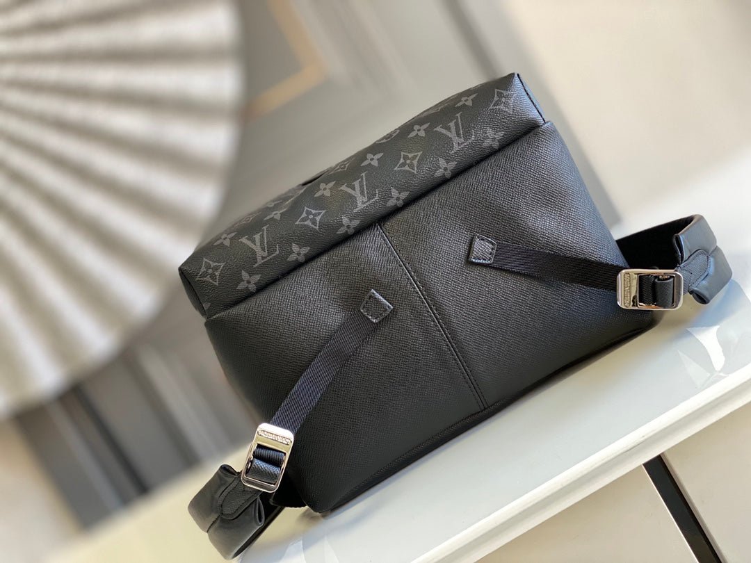 {Style No: V1U13AQ5} DISCOVERY BACKPACK 40 IN BLACK MONOGRAM CANVAS - Image 2