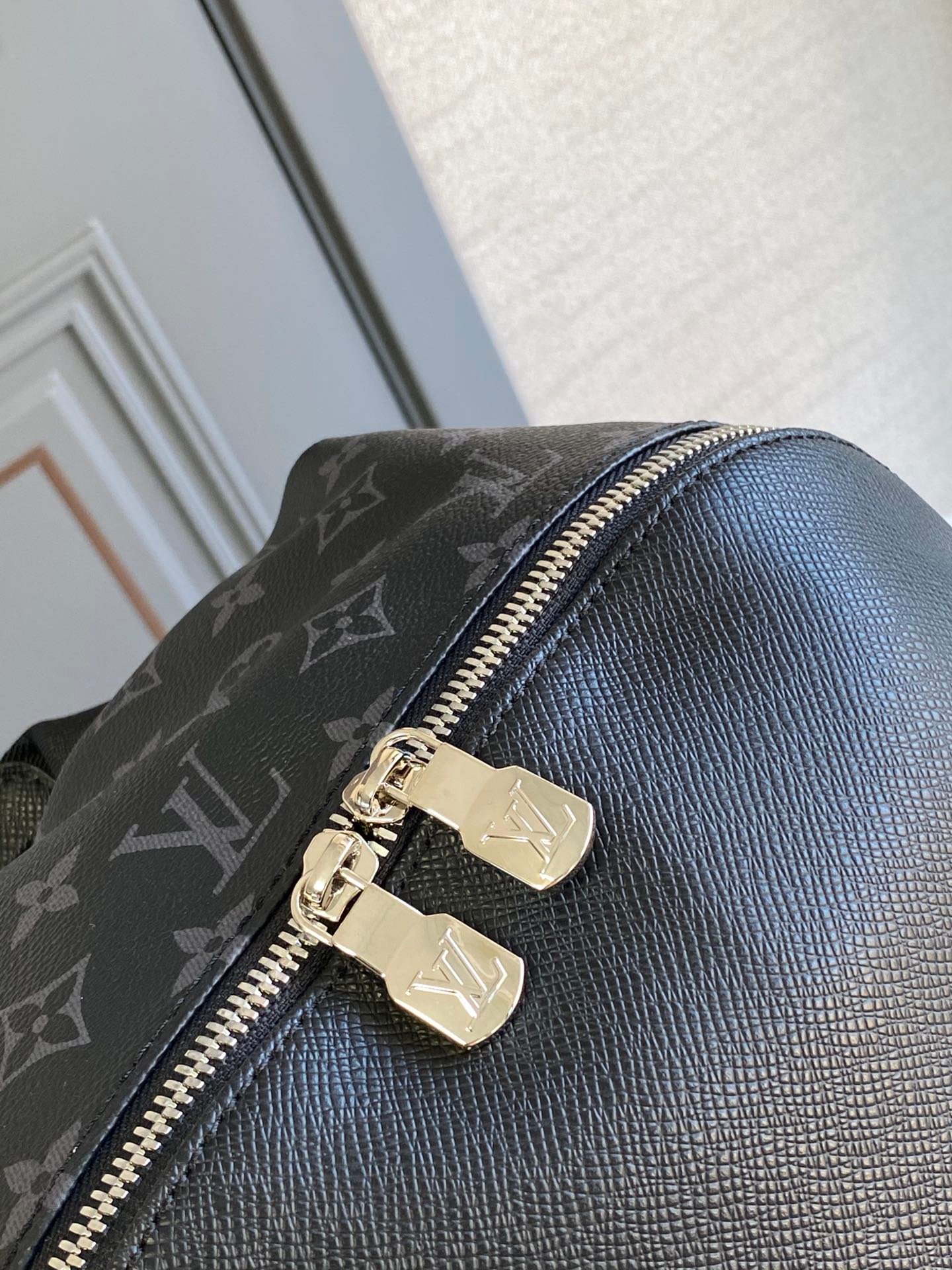 {Style No: V1U13AQ5} DISCOVERY BACKPACK 40 IN BLACK MONOGRAM CANVAS - Image 4