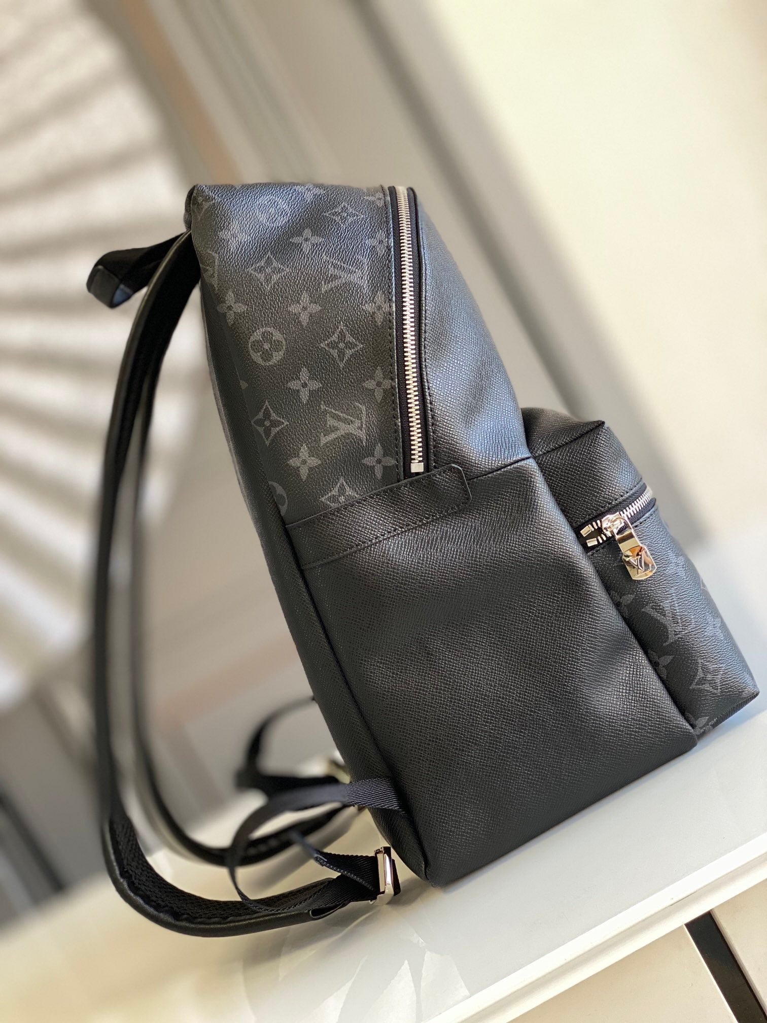 {Style No: V1U13AQ5} DISCOVERY BACKPACK 40 IN BLACK MONOGRAM CANVAS - Image 5