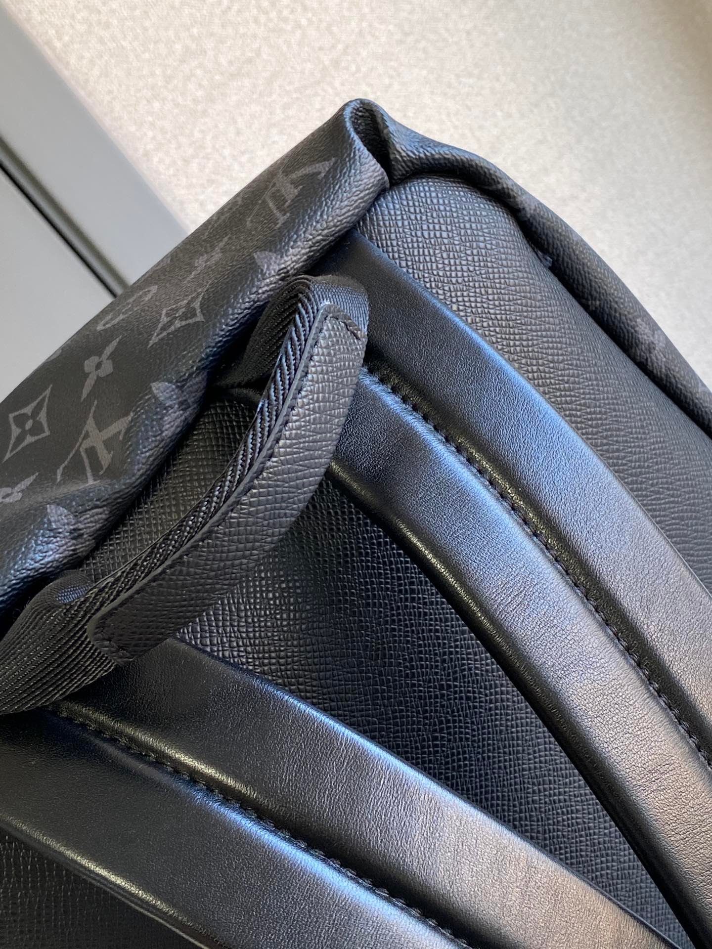 {Style No: V1U13AQ5} DISCOVERY BACKPACK 40 IN BLACK MONOGRAM CANVAS - Image 6