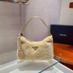 {Style No: 7WG9VJTY} HOBO BAG 23 IN BEIGE SHEARLING