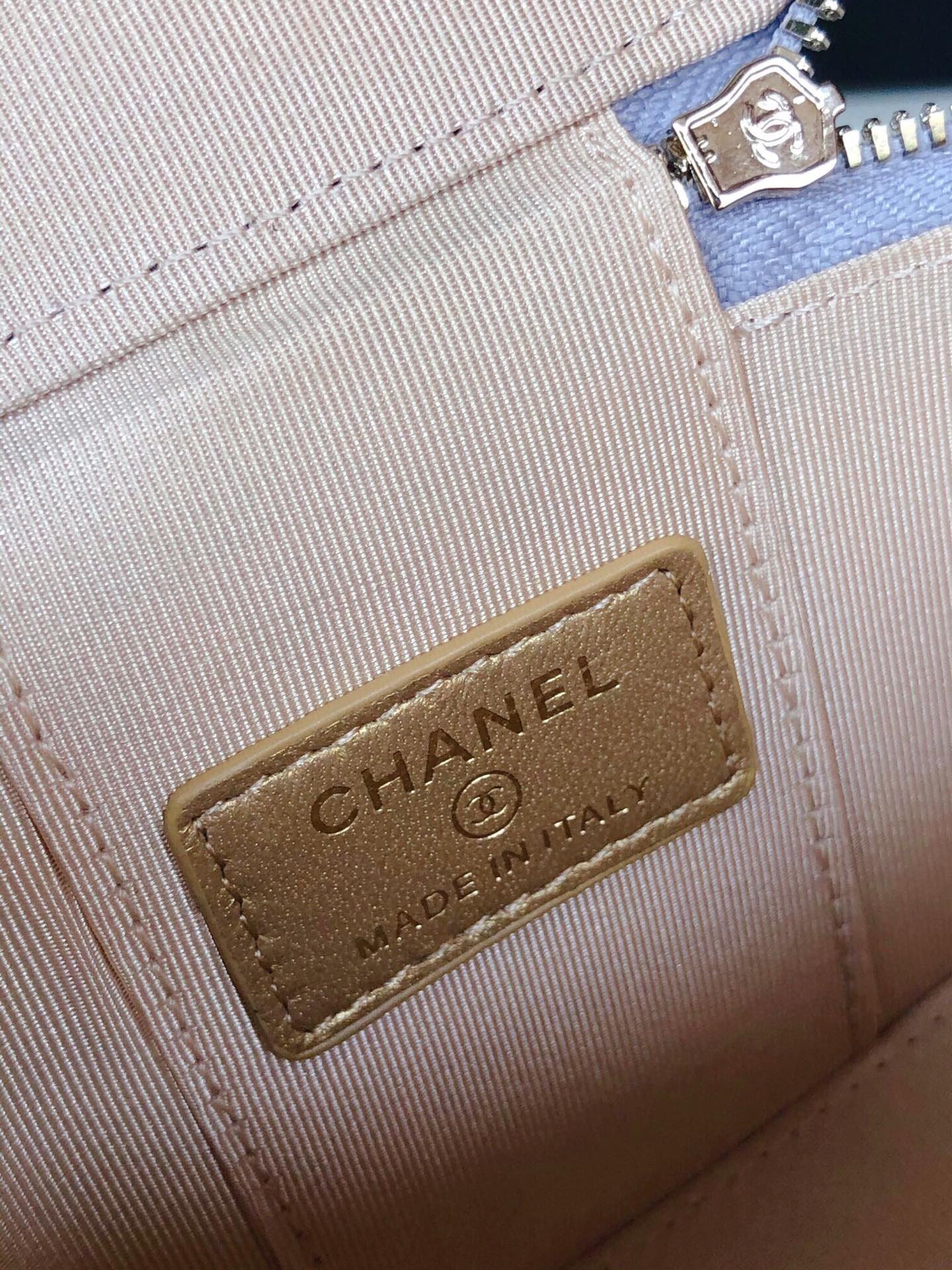 {Style No: KE1ID92G} CC MINI 11 VANITY CHAIN IN LIGHT GREY CALFSKIN GOLD HARDWARE - Image 8