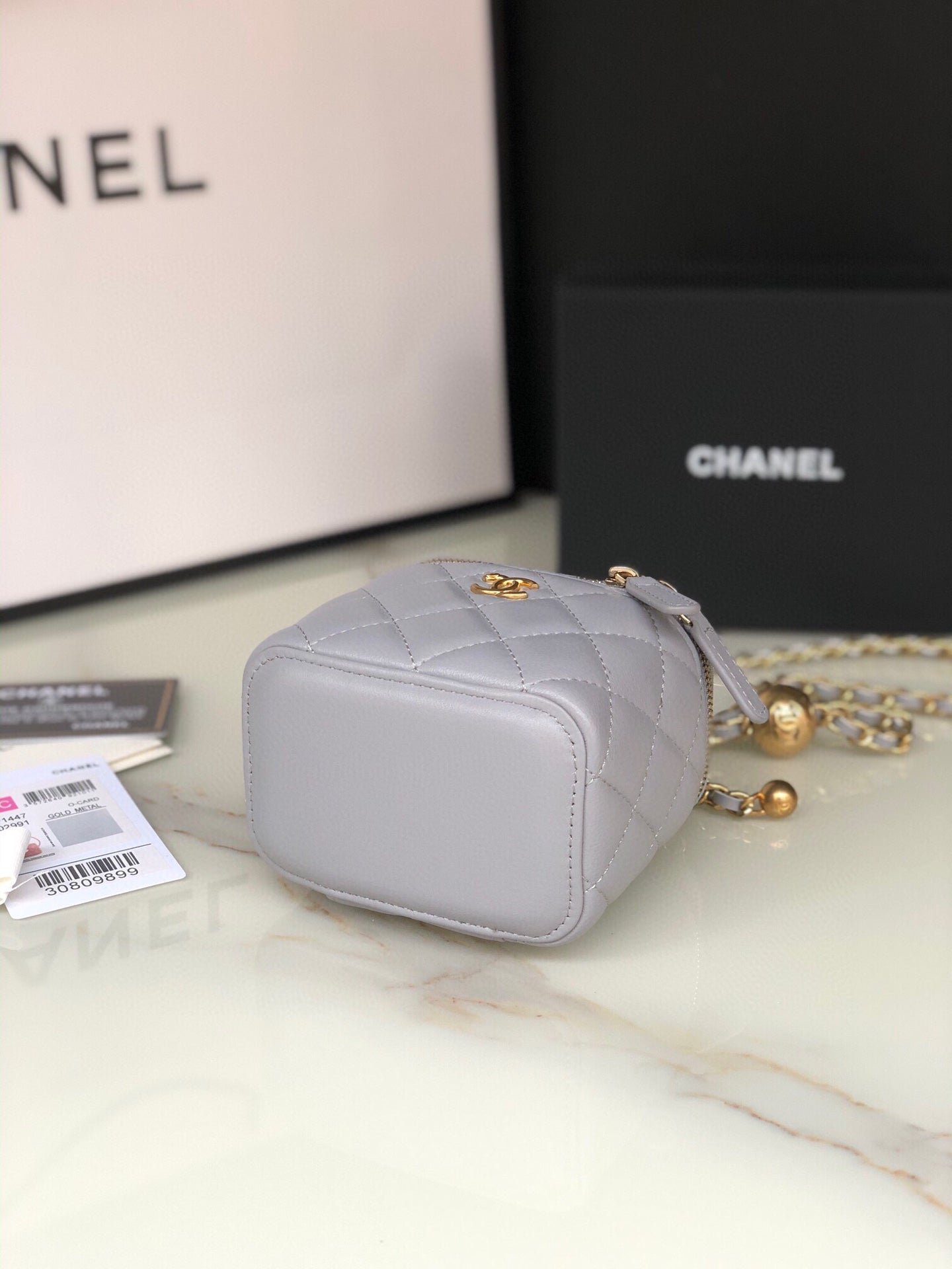 {Style No: KE1ID92G} CC MINI 11 VANITY CHAIN IN LIGHT GREY CALFSKIN GOLD HARDWARE - Image 7