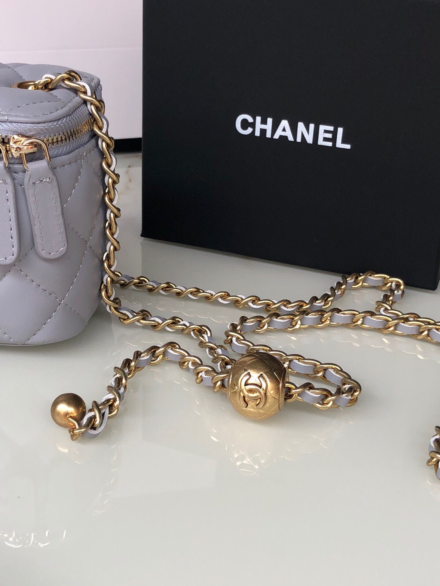 {Style No: KE1ID92G} CC MINI 11 VANITY CHAIN IN LIGHT GREY CALFSKIN GOLD HARDWARE - Image 9