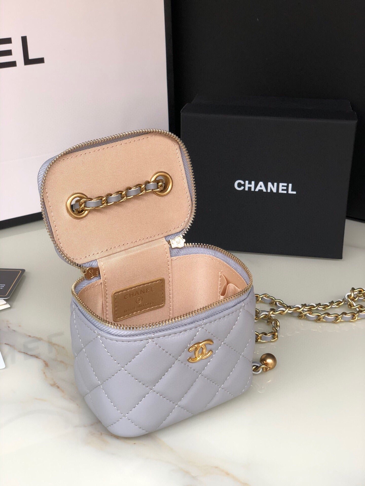 {Style No: KE1ID92G} CC MINI 11 VANITY CHAIN IN LIGHT GREY CALFSKIN GOLD HARDWARE - Image 4