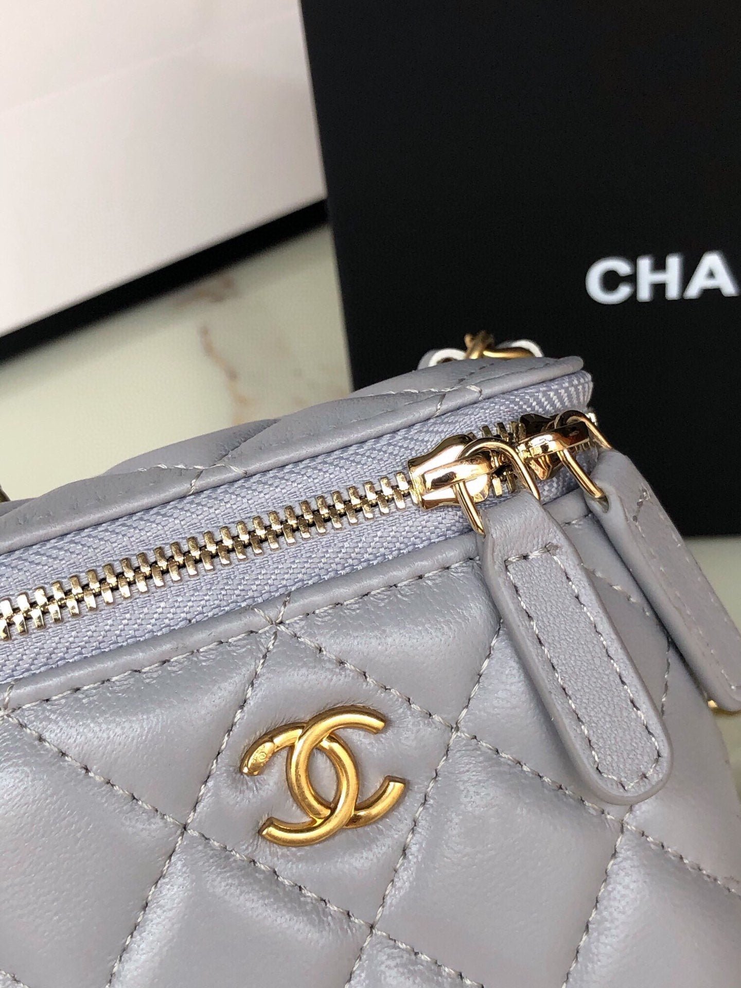 {Style No: KE1ID92G} CC MINI 11 VANITY CHAIN IN LIGHT GREY CALFSKIN GOLD HARDWARE - Image 6