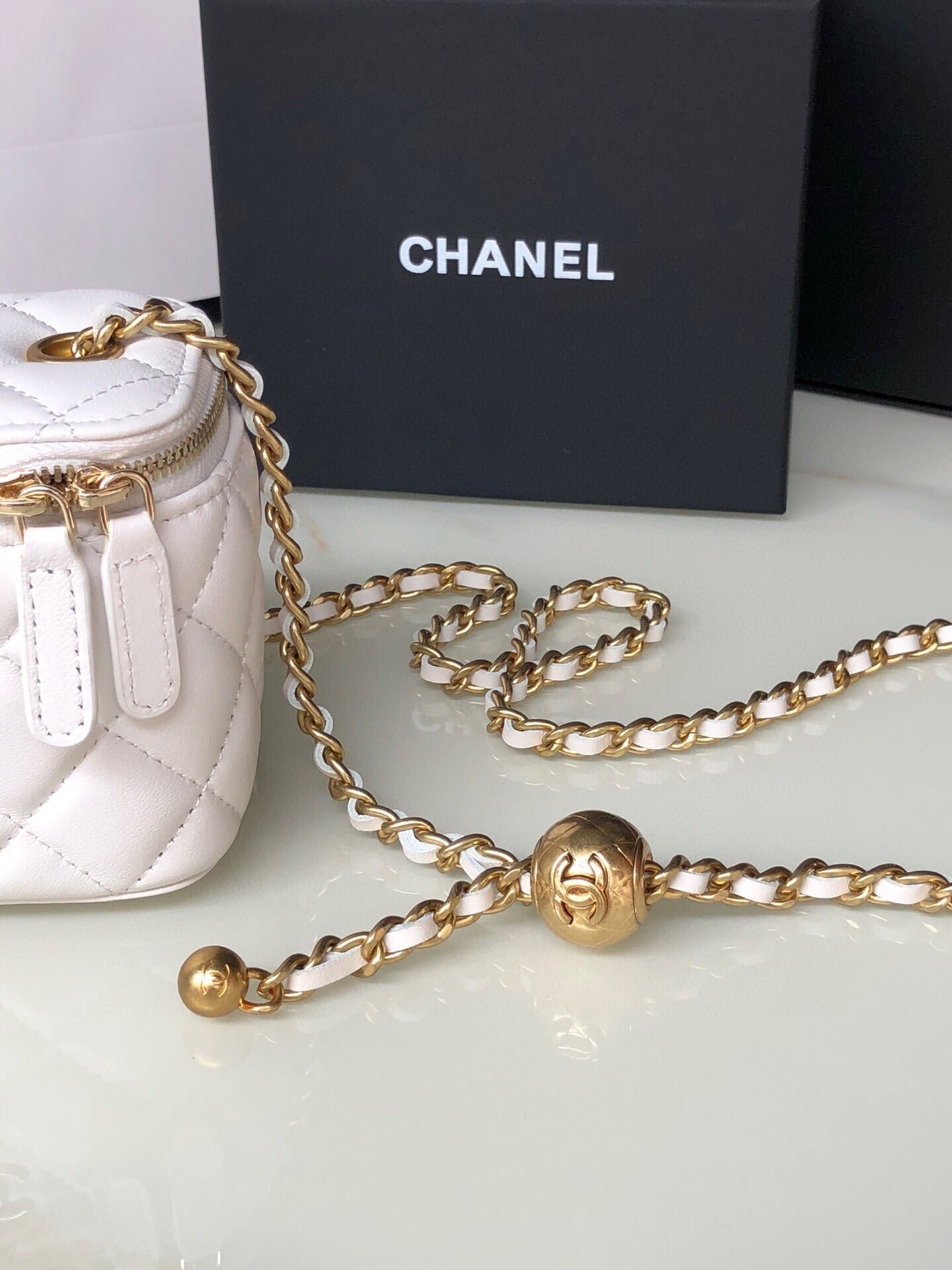 {Style No: 4OMQMJ4B} CC MINI 11 VANITY CHAIN IN WHITE CALFSKIN GOLD HARDWARE - Image 9