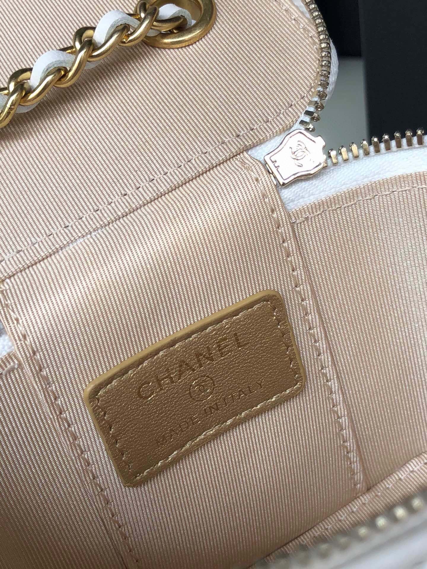 {Style No: 4OMQMJ4B} CC MINI 11 VANITY CHAIN IN WHITE CALFSKIN GOLD HARDWARE - Image 7