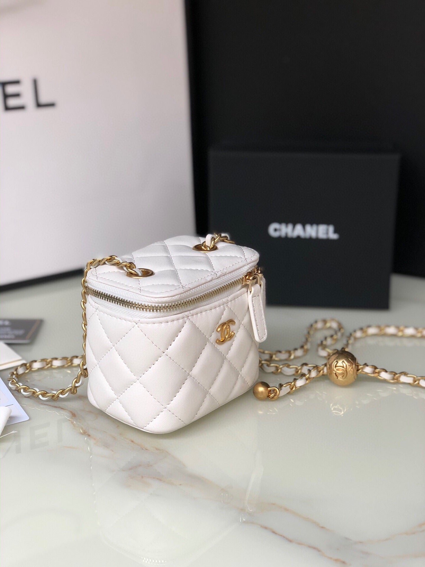{Style No: 4OMQMJ4B} CC MINI 11 VANITY CHAIN IN WHITE CALFSKIN GOLD HARDWARE - Image 2