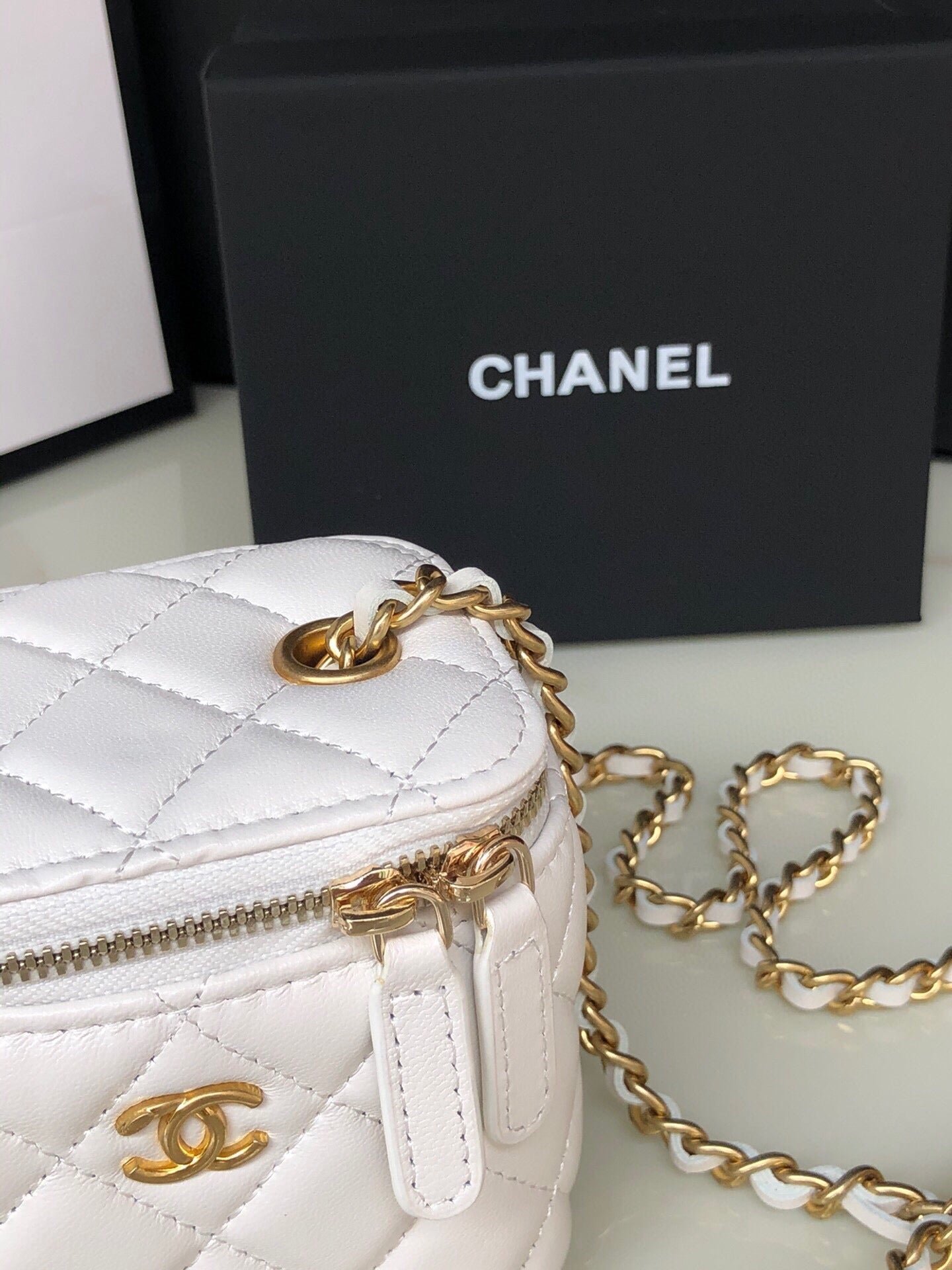 {Style No: 4OMQMJ4B} CC MINI 11 VANITY CHAIN IN WHITE CALFSKIN GOLD HARDWARE - Image 8