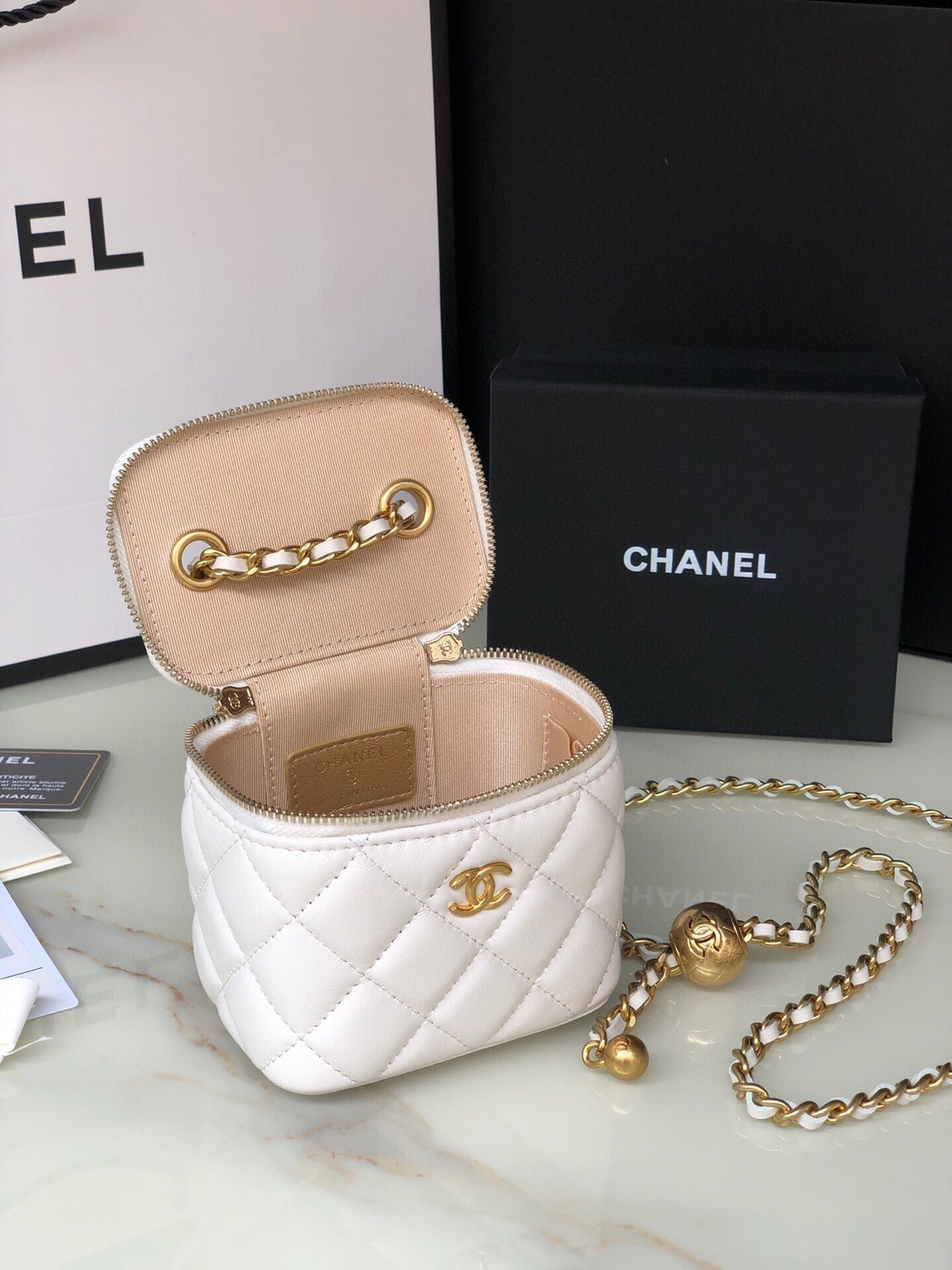 {Style No: 4OMQMJ4B} CC MINI 11 VANITY CHAIN IN WHITE CALFSKIN GOLD HARDWARE - Image 4