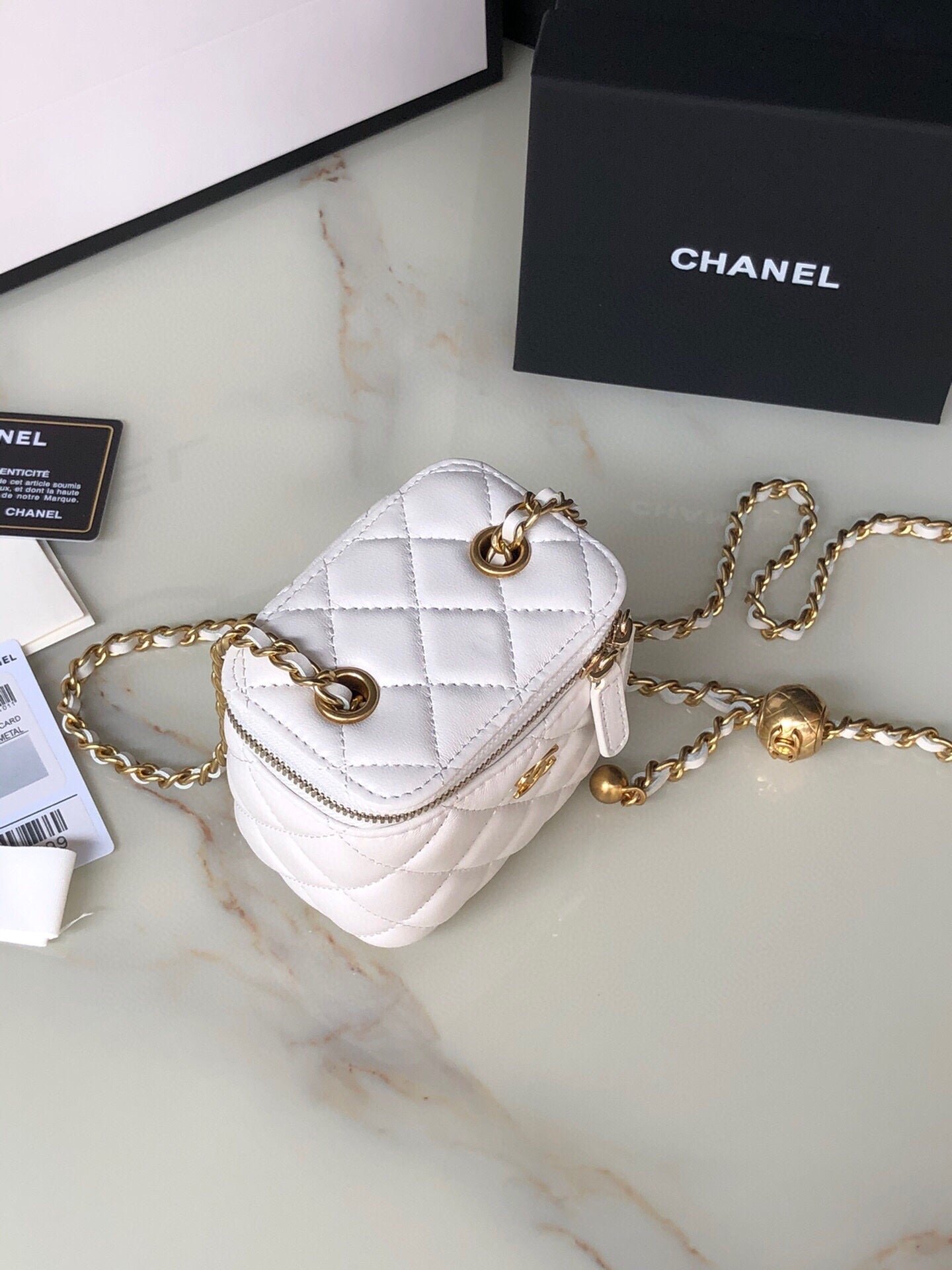 {Style No: 4OMQMJ4B} CC MINI 11 VANITY CHAIN IN WHITE CALFSKIN GOLD HARDWARE - Image 5