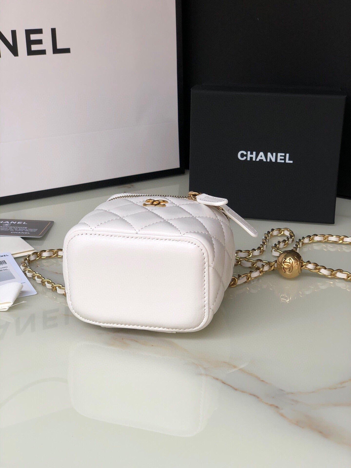 {Style No: 4OMQMJ4B} CC MINI 11 VANITY CHAIN IN WHITE CALFSKIN GOLD HARDWARE - Image 6