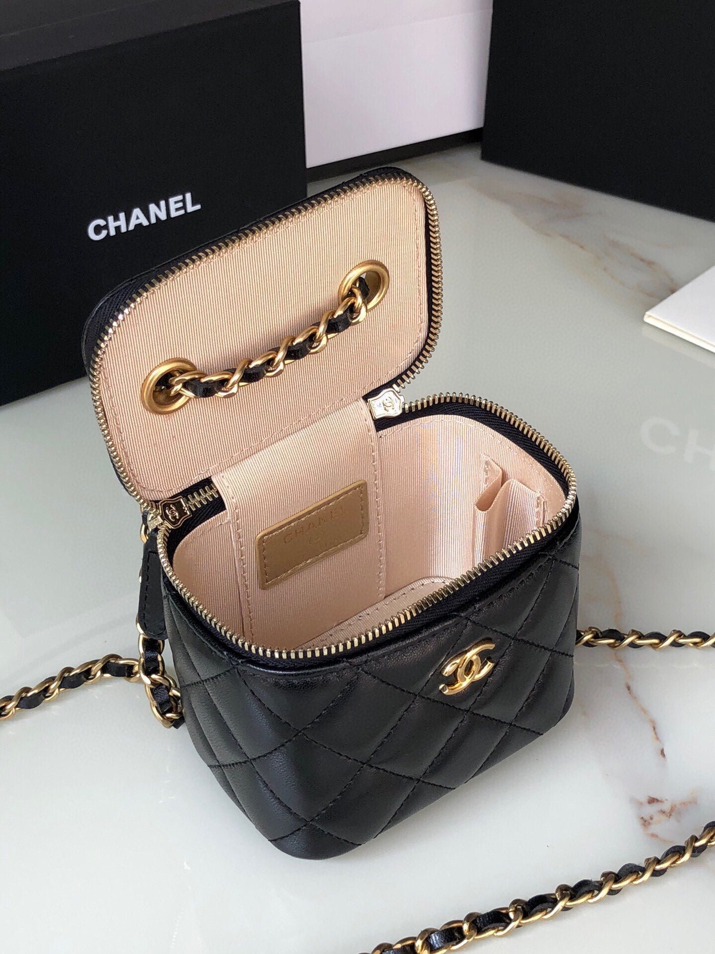 {Style No: CML2B4FA} CC MINI 11 VANITY CHAIN IN BLACK CALFSKIN GOLD HARDWARE - Image 4
