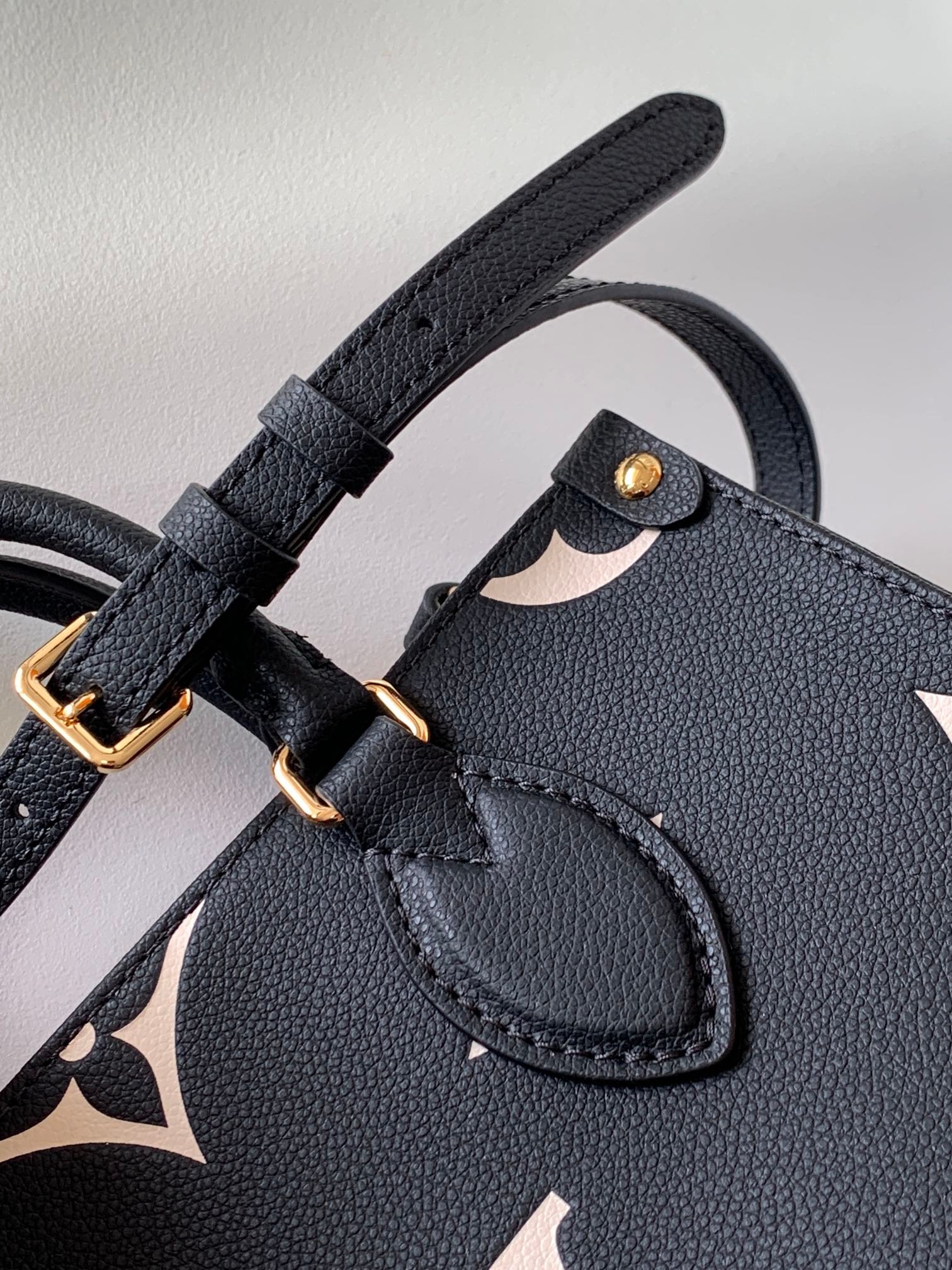 {Style No: LSZV8753} ONTHEGO TOTE 25 IN BLACK AND OFF WHITE MONOGRAM EMPREINTE - Image 9