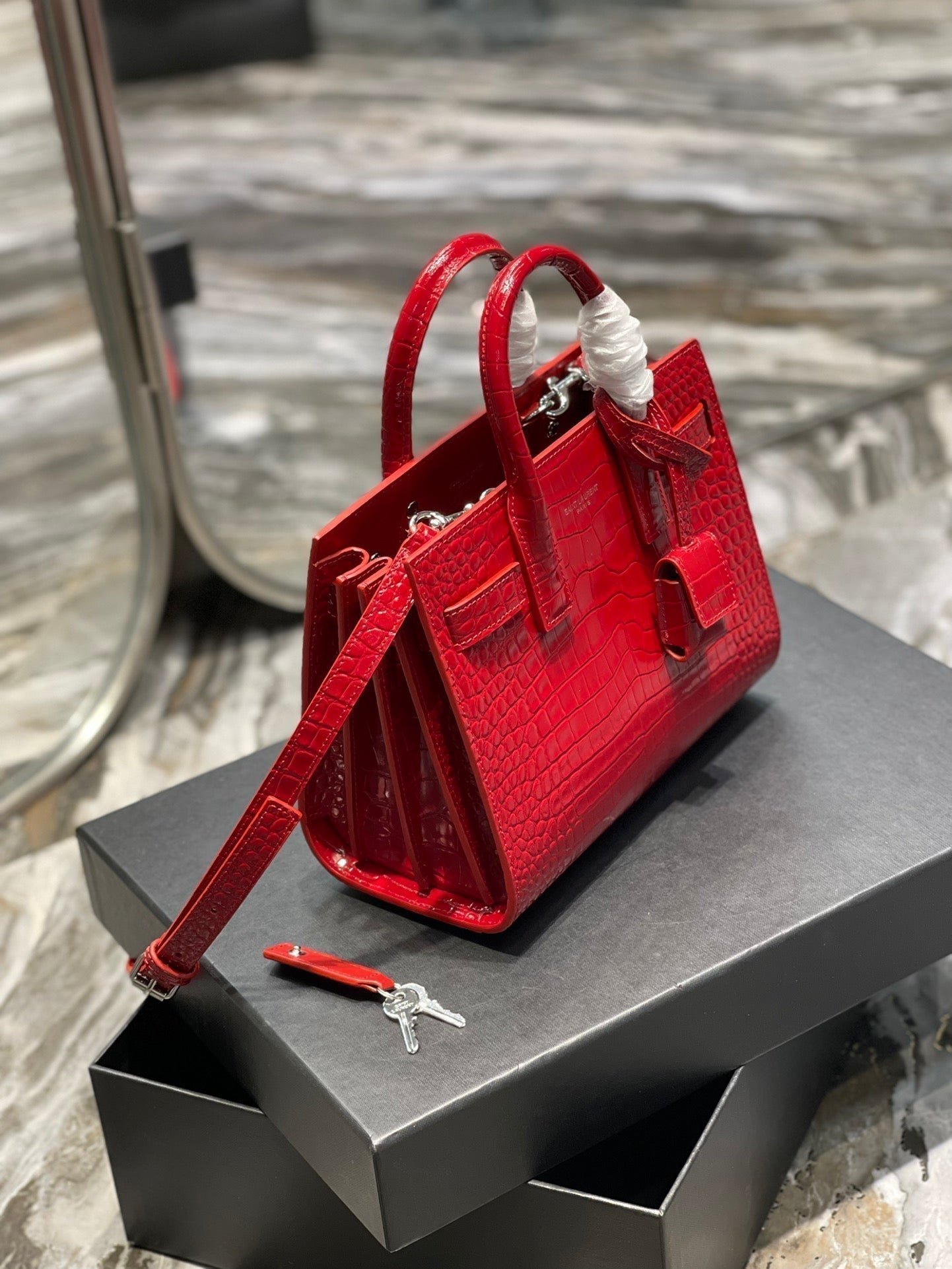 {Style No: GX83GN54} SAC DE JOUR NANO 22 RED CALFSKIN GOLD HARDWARE - Image 7