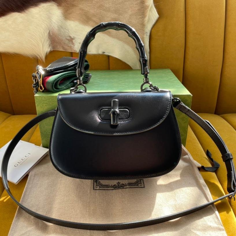 {Style No: 2X7NF9JQ} BAMBOO TOP HANDLE BAG 21 IN BLACK CALFSKIN