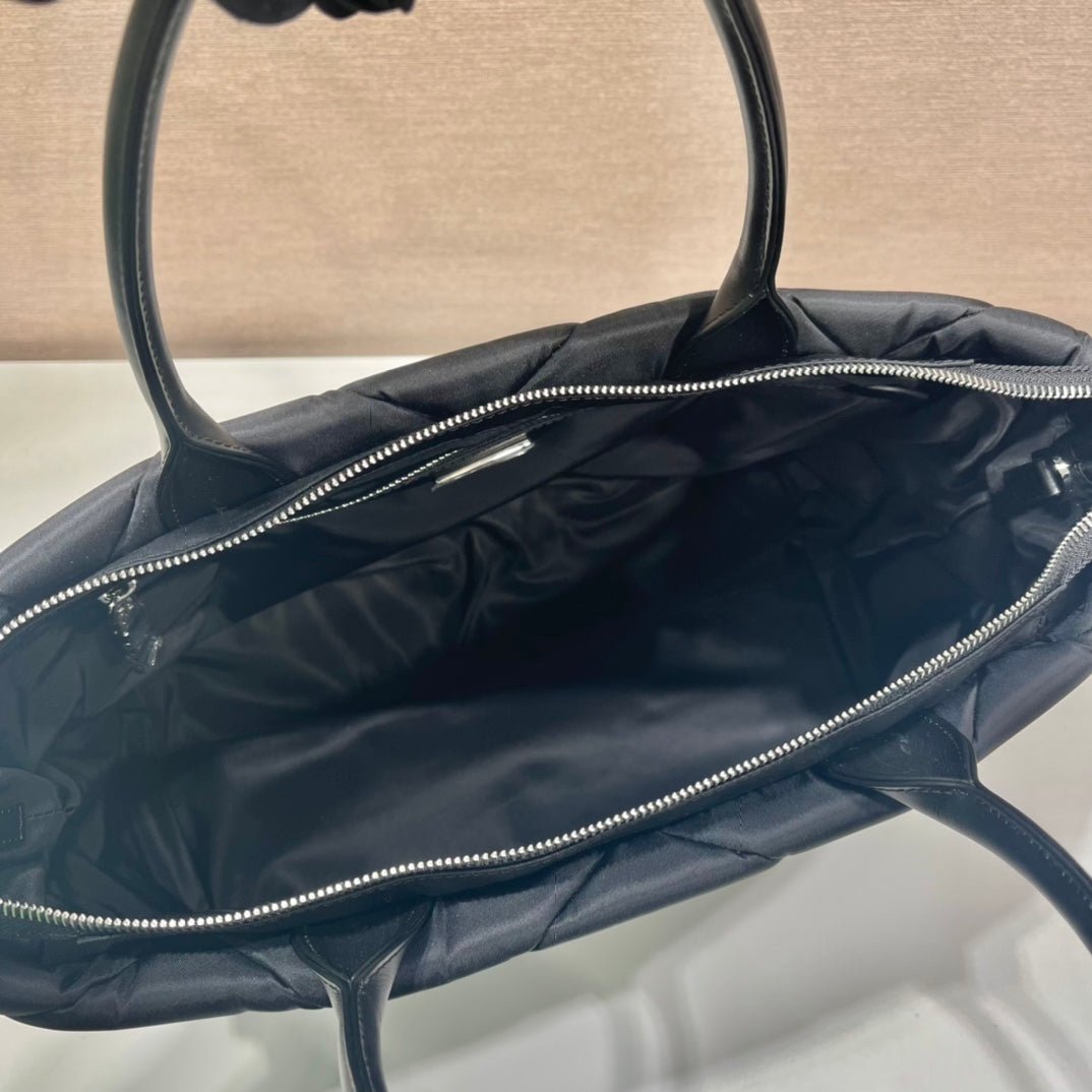 {Style No: 6I7T7O9I} TRIANGLE PATTERN TOTE BAG 33 IN BLACK QUILTED RE-NYLON - Image 7