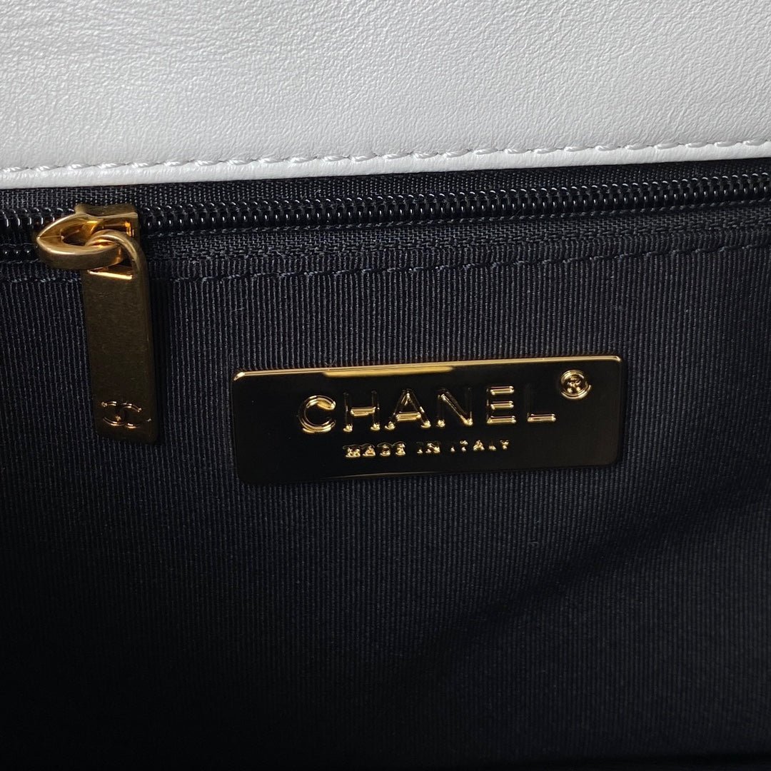 {Style No: 26AOGYCP} CC MEDIUM 26 FLAP BAG IN WHITE LAMBSKIN - Image 9