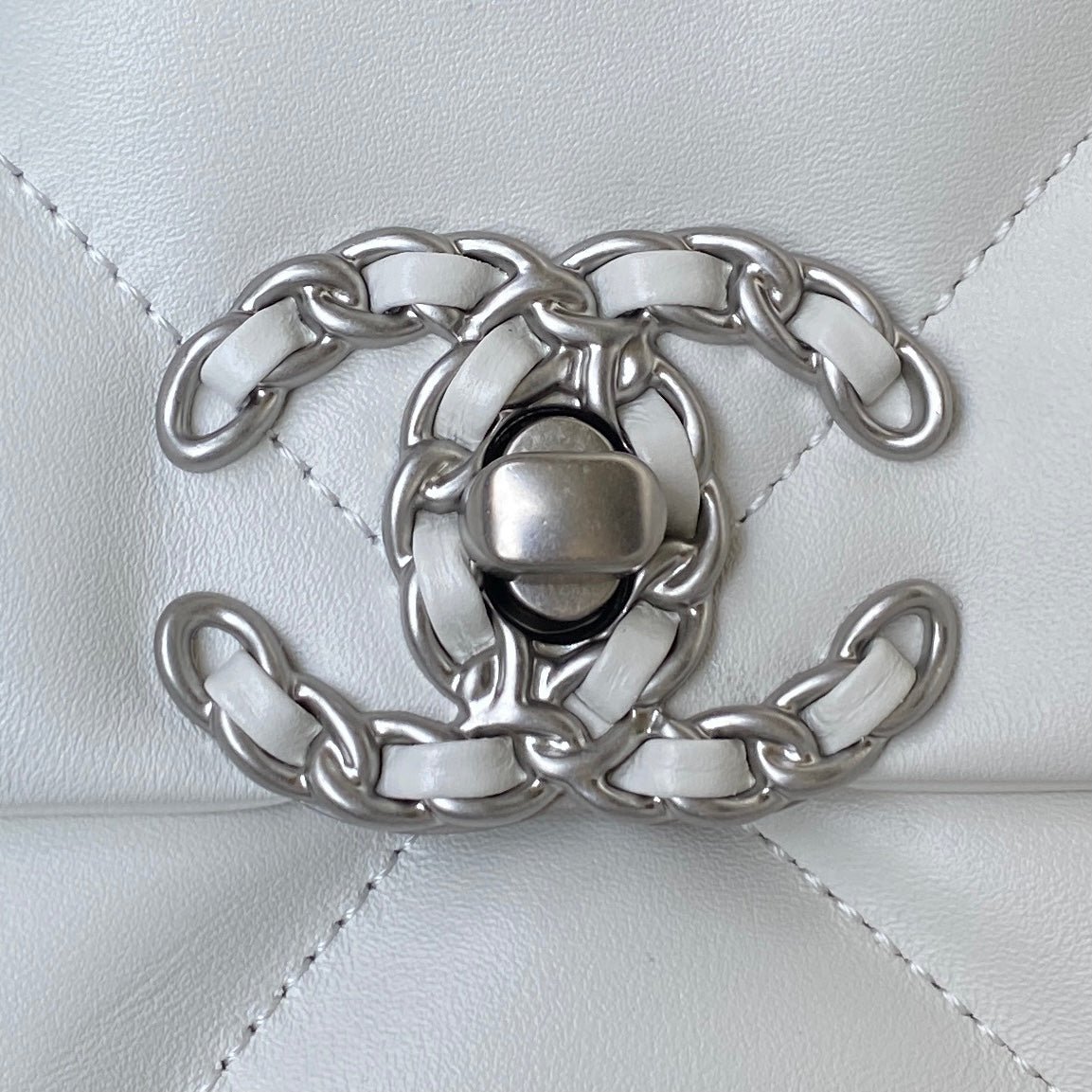 {Style No: 26AOGYCP} CC MEDIUM 26 FLAP BAG IN WHITE LAMBSKIN - Image 3