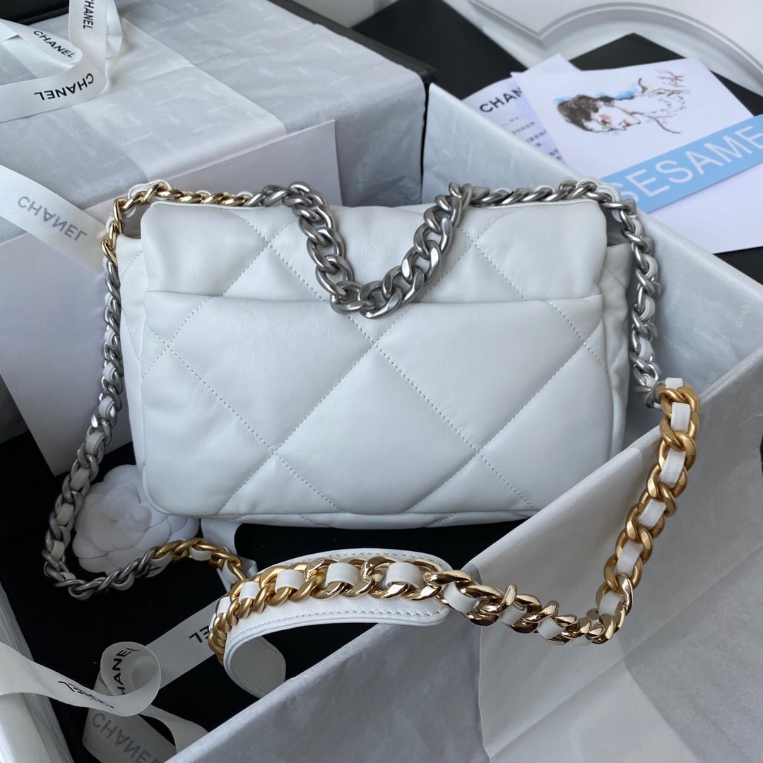 {Style No: 26AOGYCP} CC MEDIUM 26 FLAP BAG IN WHITE LAMBSKIN - Image 2